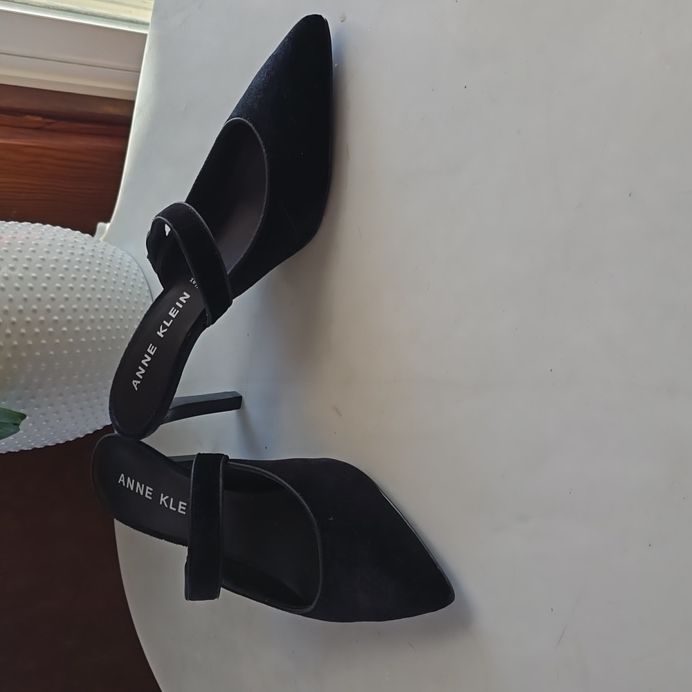 New Anne Kein iflex heels. Gorgeous black velvet. Designed for comfort.
